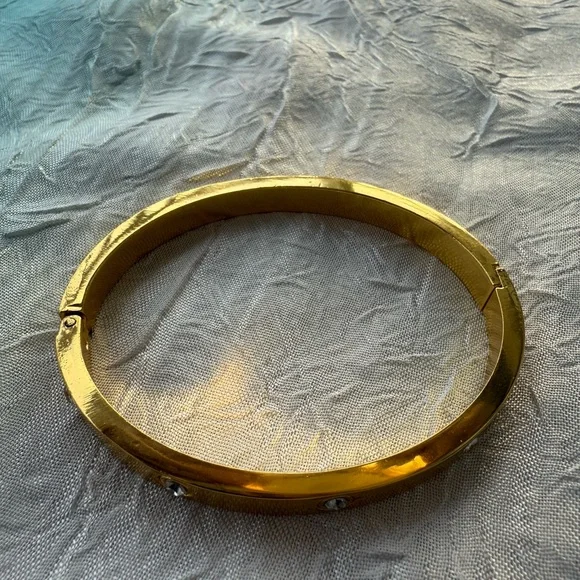 Elegant 18K Gold plated Bracelet with Crystal Accents

Stainless Steel - Picture 3 of 7